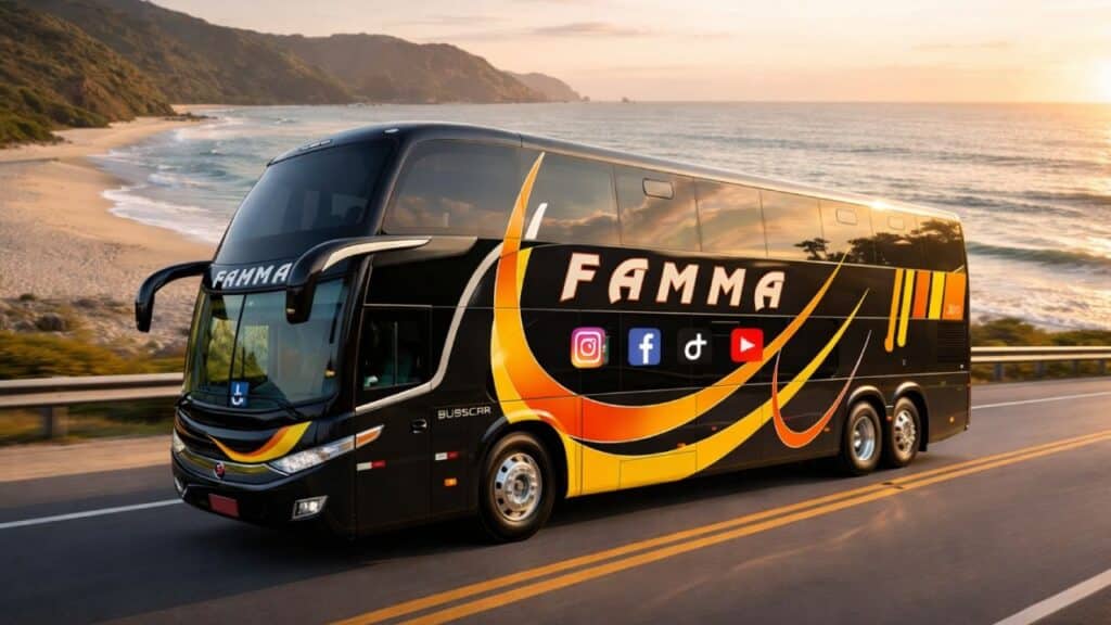 Ônibus executivo da Famma Turismo em viagem pela estrada litorânea, com identidade visual preta, laranja e amarela, representando conforto e turismo rodoviário.