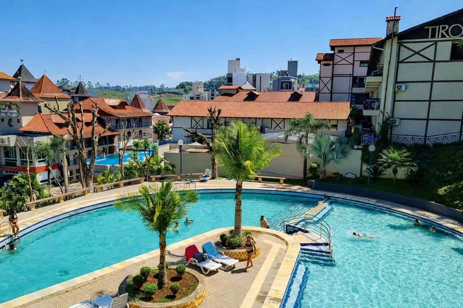 Piscina do complexo ao lado da cidade